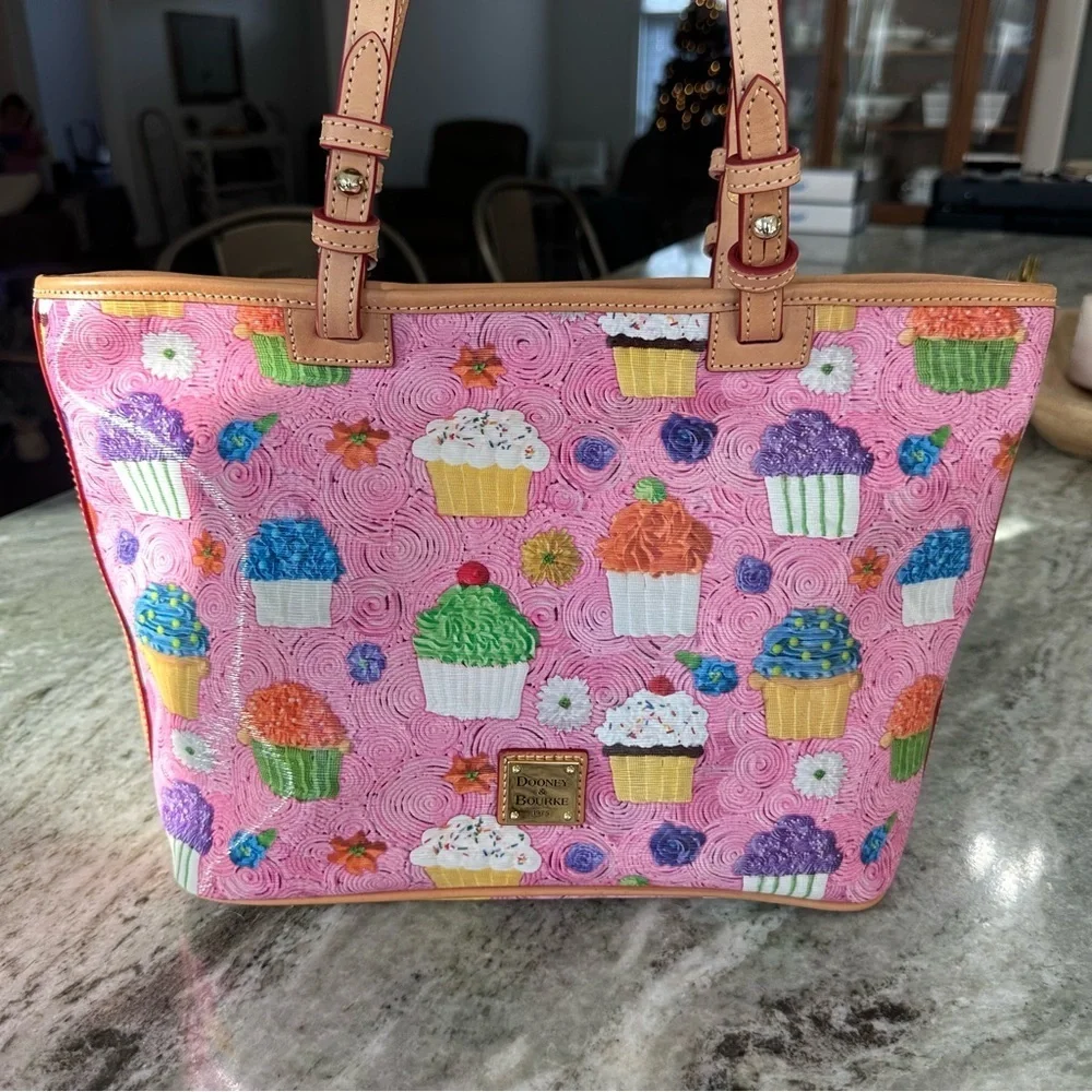 DOONEY & BOURKE Rare CUPCAKE SMALL LEISURE SHOPPER Baker